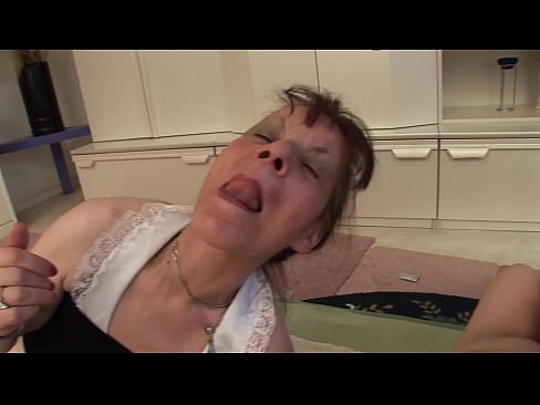 ❤️ Zwei Großmütter und ein Großvater haben einen Dreier ❤❌ Sex video bei uns
