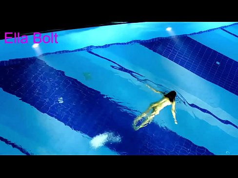 ❤️ Ich kann nicht aufhören zuzusehen, junge Blondine beim Nacktschwimmen im Pool des ELLA BOLT Resorts erwischt ❤❌ Sex video bei uns