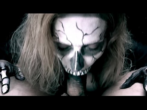 ❤️ Dämonenmädchen lutscht Schwanz mit ihrem schwarzen Mund und schluckt Sperma. ❤❌ Sex video bei uns