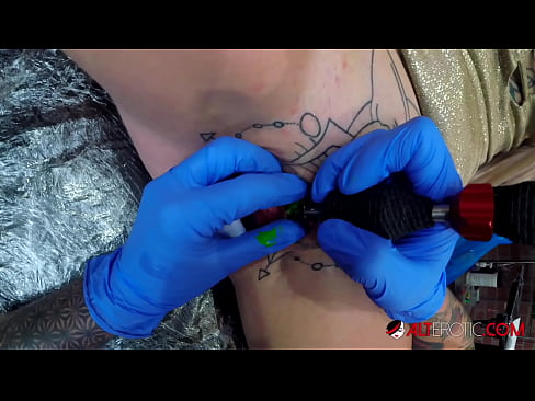 ❤️ Extrem tätowierte Hottie Sully Savage hat ein Tattoo auf ihrer Klitoris ❤❌ Sex video bei uns