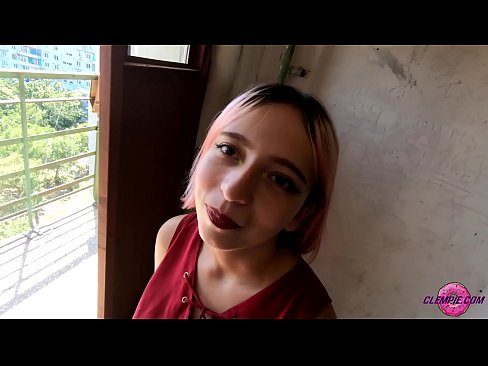 ❤️ Studentin saugt einen Fremden im Outback - Sperma auf seinem Gesicht ❤❌ Sex video bei uns