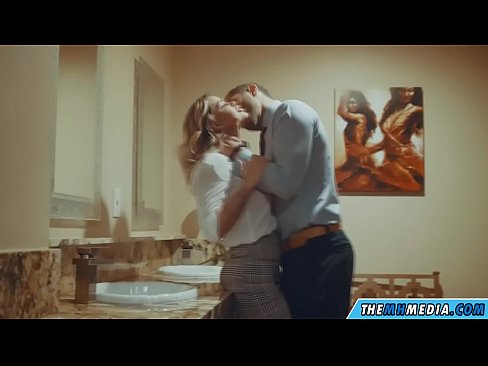❤️ Wenn eine vollbusige Blondine dich in einer öffentlichen Toilette verführt ❤❌ Sex video bei uns